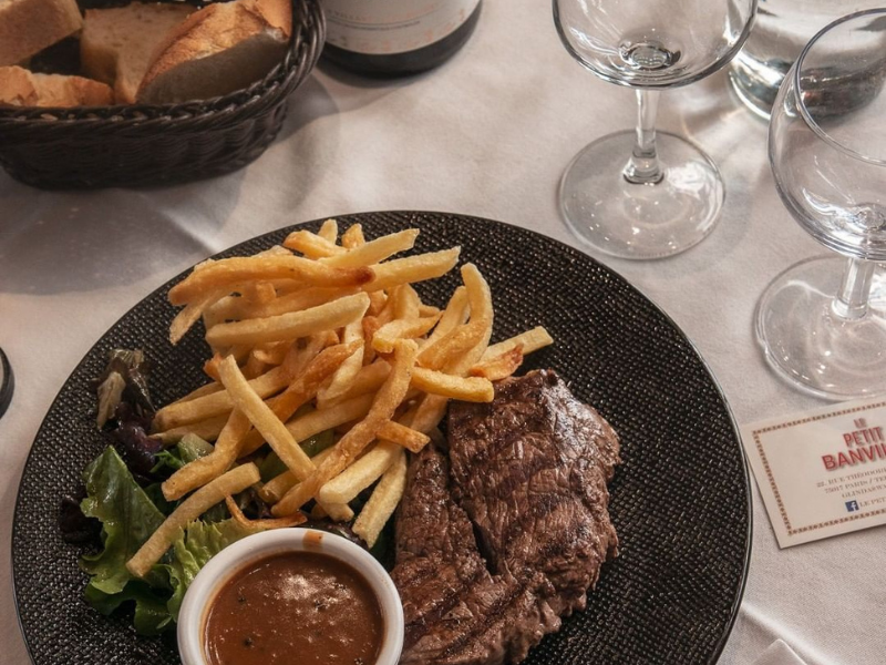 3 Rue Théodore De Banville 75017 Paris Restaurant Le Petit Banville (75017 Paris) - Newtable.com